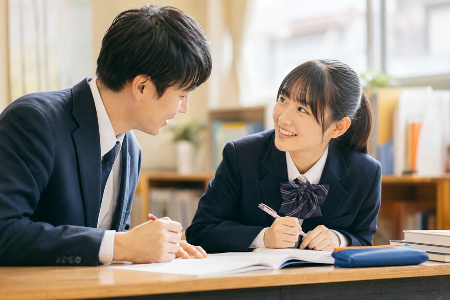 教室で学ぶ生徒と講師