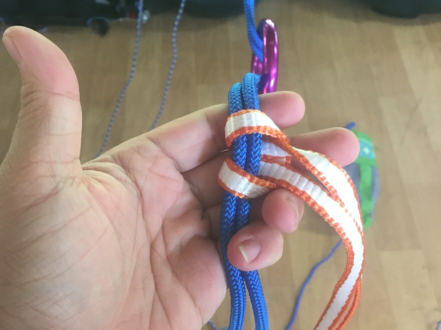 ロープの結索とカラビナ。救助時に使う装備