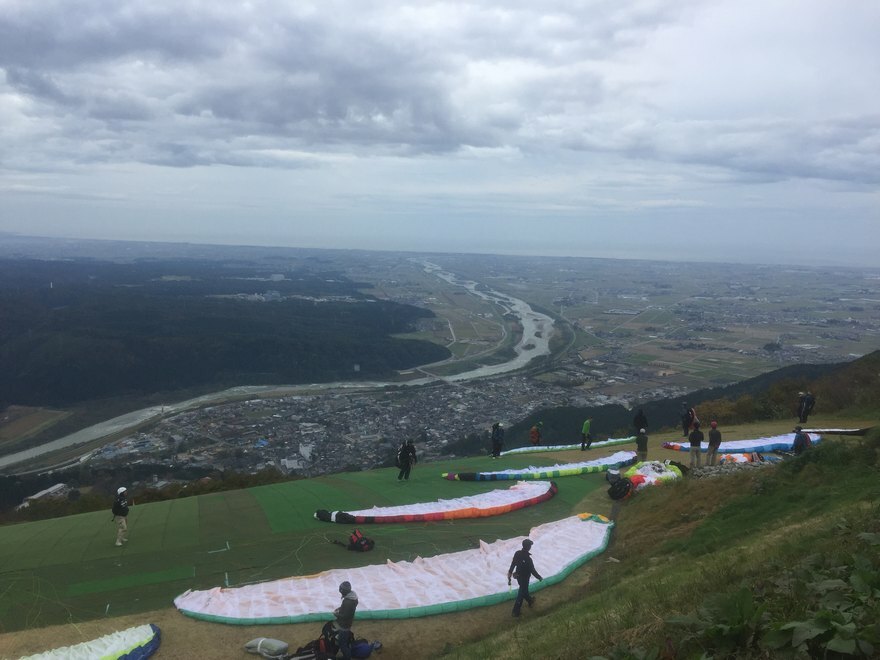 離陸場から見下ろす、蛇行する川と平野